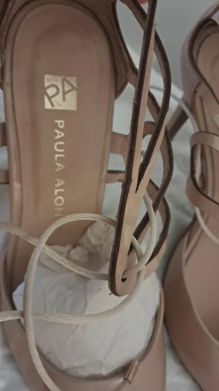 Zapatos de tacón rosa palo.
