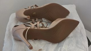 Zapatos de tacón rosa palo.