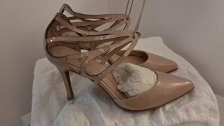 Zapatos de tacón rosa palo.