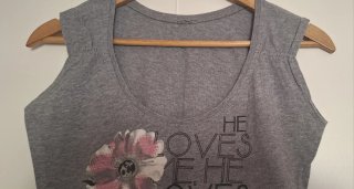 Camiseta gris con flores y texto