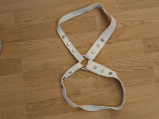 Arnés de cuero blanco con remaches