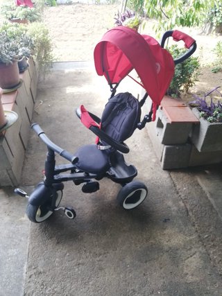 Triciclo infantil con pedales y capota
