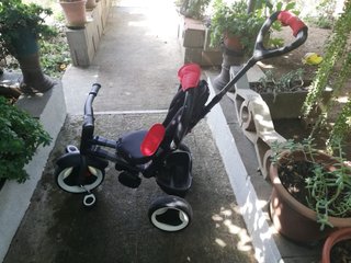Triciclo infantil con pedales y capota