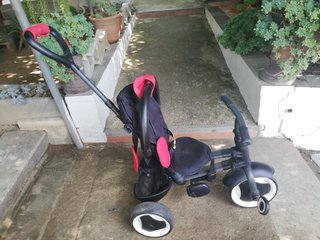 Triciclo infantil con pedales y capota