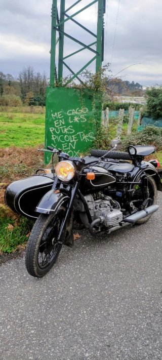 Motocicleta con sidecar negra