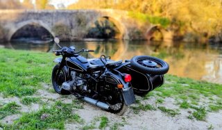 Motocicleta con sidecar negra