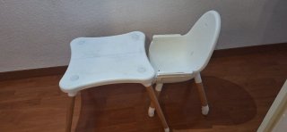 Trona infantil gris y blanca