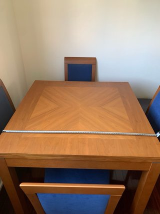 Mesa de comedor y 4 sillas
