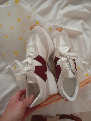 Zapatillas deportivas blancas y rojas