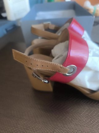 Sandalias Beige y Rojas Nuevas
