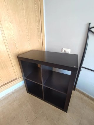 Estantería modular de madera oscura