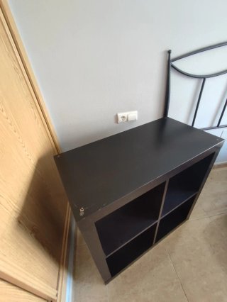 Estantería modular de madera oscura
