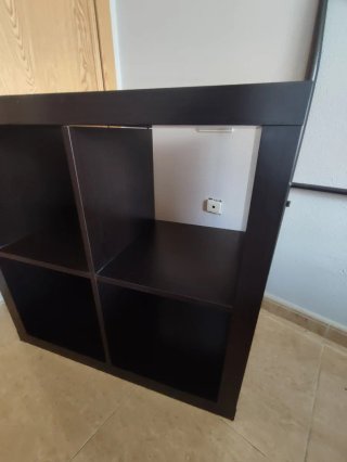 Estantería modular de madera oscura
