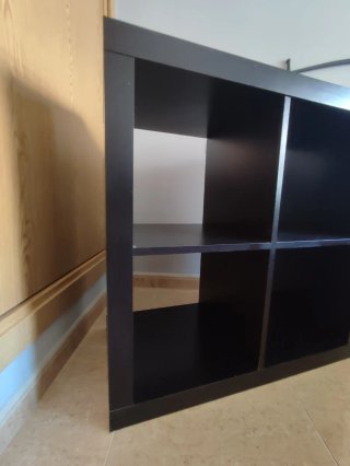Estantería modular de madera oscura