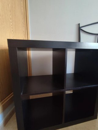 Estantería modular de madera oscura