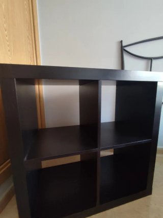 Estantería modular de madera oscura