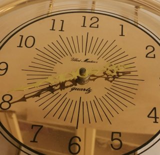 Reloj vintage de péndulo de cristal y metal 80's