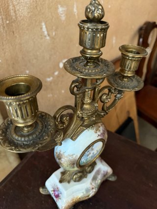 2 Candelabros antiguos de bronce y porcelana