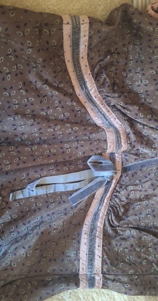 Blusa romántica con bolsillos y terciopelo