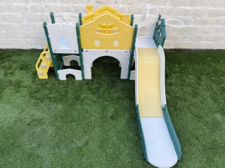 Parque infantil con tobogán y escalera