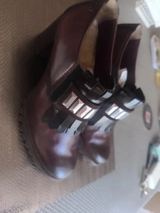 Zapatos de tacón burdeos y negros