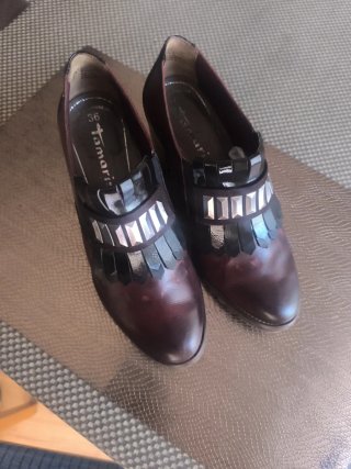 Zapatos de tacón burdeos y negros