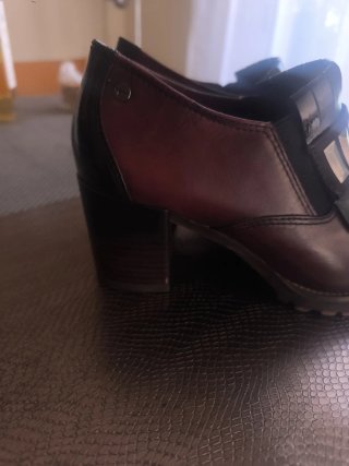 Zapatos de tacón burdeos y negros