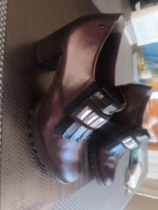 Zapatos de tacón burdeos y negros