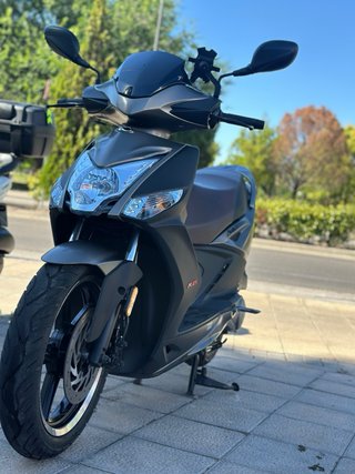 Moto Scooter Negra y Gris