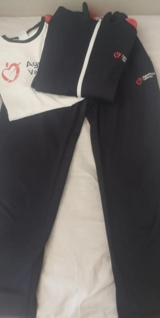 Conjunto deportivo: camiseta, sudadera y pantalón