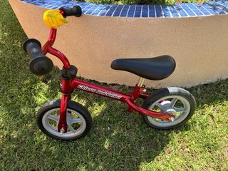 Bicicleta sin pedales Chicco roja