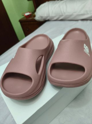 Chanclas New Balance rosas