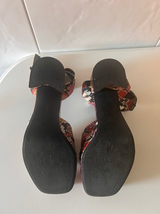 Sandalias de tacón con estampado de serpiente