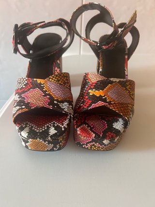 Sandalias de tacón con estampado de serpiente