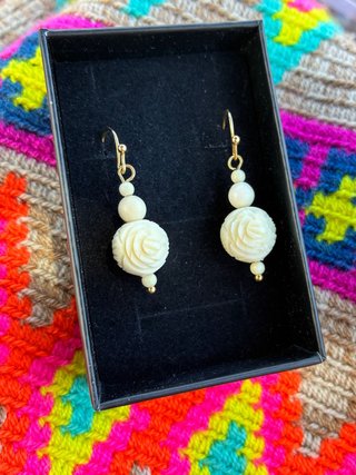 Pendientes tallados material natural