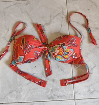 Top bikini rojo estampado floral
