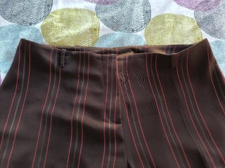 Pantalón elegante mujer marrón con rayas