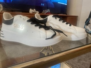 Zapatillas Blancas y Negras Talla 37