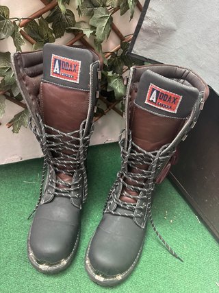 Botas altas negras y rojas