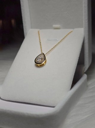 Collana con pendente a goccia e diamanti