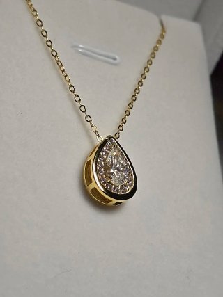 Collana con pendente a goccia e diamanti