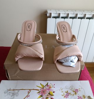 Elegantes sandalias beige con strass