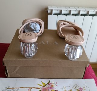 Elegantes sandalias beige con strass