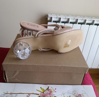 Elegantes sandalias beige con strass