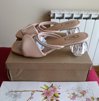 Elegantes sandalias beige con strass