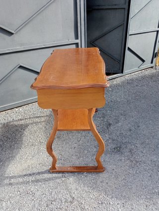 Mesa grande de madera marrón
