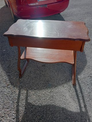 Mesa grande de madera marrón