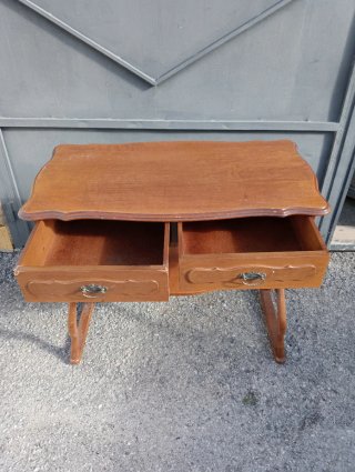 Mesa grande de madera marrón
