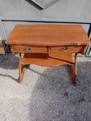 Mesa grande de madera marrón