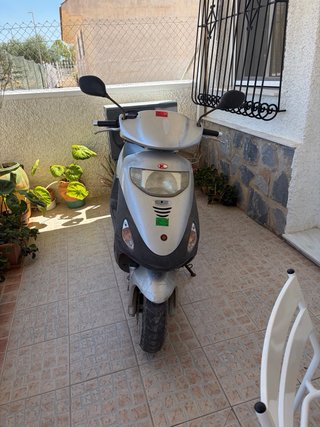 Moto Kymco 125 Scooter Plata/Negra